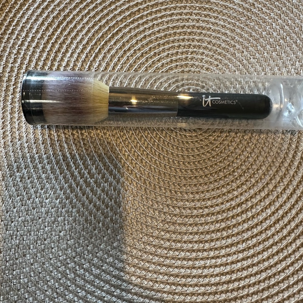 IT Heavenly Luxe wand ball powder brush - Picture 3 of 10